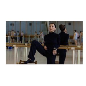 Katarzyna Herman Instagram - 🎥🎬
To jest dowód ,że marzenia się spełniają !
————-
(choć czasem w innym czasie  i ciut innej formie )
Ś W I Ę T O  O G N I A w reż. @kingaidebska 
Zdjęcia trwają a ja jestem wzruszona bo : 
- 📓scenariusz powstał na podstawie nagradzanej książki  @jakmalecki ♥️ a ja lubię pisanie tego Pana 
-🥇obsada i ekipa mistrzowska i to jest obiecujące 
-🩰kiedyś-jako mała dziewczynka ćwicząca przy drążku w Szkole Baletowej na Moliera -gdy Pani Florentyna Kilińska od klasyki cisnęła -zaciskałam zęby i patrząc w okno  na Teatr Wielki  marzyłam ,że tam wystąpię i proszę …mamy zdjęcia w Teatrze Wielkim  a ja ..udaję że znam się na balecie …
📸 @zuzaszamocka 
#marzenia#jakMarcinzKłudzienka#missionimpossible #aktorka#lovemyjob
