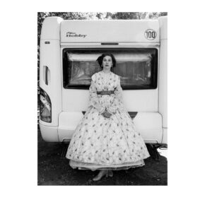 Katarzyna Herman Instagram - PORTRAIT OF HUMANITY 
 Zdjęcie zrobione przez
📸 @zuzaszamocka  zostało wybrane do albumu fotografii British Journal ot Photography 
@bjp1854 
@hoxtonminipress
Dotarł do mnie  właśnie  ten piękny album prosto z Londynu -ale jestem 

D U M N A

Portret Zuza zrobiła na campie planu „ Lato w Nohan” w reż.Kingi Dębskiej 
w kostiumie Doroty Roqplo 
w Zaborówku