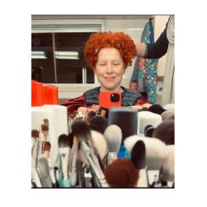 Katarzyna Herman Instagram - Zofija szykuje się aby się pokazać bez czepca - nowa  fryzura -
Mistrz pędzla i grzebienia … 
tadam -Janusz Kaleja!
#1670 
@netflixpl 
@aksonstudio