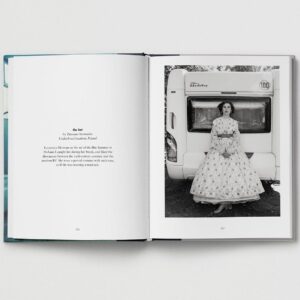 Katarzyna Herman Instagram - PORTRAIT OF HUMANITY 
 Zdjęcie zrobione przez
📸 @zuzaszamocka  zostało wybrane do albumu fotografii British Journal ot Photography 
@bjp1854 
@hoxtonminipress
Dotarł do mnie  właśnie  ten piękny album prosto z Londynu -ale jestem 

D U M N A

Portret Zuza zrobiła na campie planu „ Lato w Nohan” w reż.Kingi Dębskiej 
w kostiumie Doroty Roqplo 
w Zaborówku