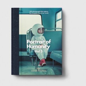 Katarzyna Herman Instagram - PORTRAIT OF HUMANITY 
 Zdjęcie zrobione przez
📸 @zuzaszamocka  zostało wybrane do albumu fotografii British Journal ot Photography 
@bjp1854 
@hoxtonminipress
Dotarł do mnie  właśnie  ten piękny album prosto z Londynu -ale jestem 

D U M N A

Portret Zuza zrobiła na campie planu „ Lato w Nohan” w reż.Kingi Dębskiej 
w kostiumie Doroty Roqplo 
w Zaborówku