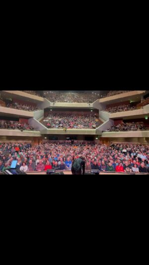 Kate Rusby Instagram - 🎄🌟🎄 My oh my Manchester @bridgewaterhall what an incredible way to finish the tour!! You were absolutely AAmaziinggggg!!! Thank you SO So much, we had such a gorgeous night, Happy Christmas you wonderful bunch and brilliant singing, loads of love 🌟🎄🌟 

#lightyears #katerusby #katerusbychristmas #tour #newalbum