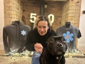 Kate Rusby Instagram - Just sayin’😃 New 🌟Est 1973🌟 70s flower T and H o o d y 🎊🥰
Freda even came for a gander 😁🎄
Get yours on tour or from our shop.