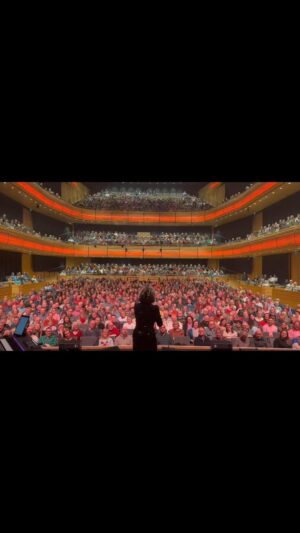 Kate Rusby Instagram - 🌟🎄🦌🎅 The penultimate gig tonight of the #lightyears Christmas tour at @theglasshouseicm and what a lot you were. Absolutely beautiful night and you did amazing singing 😲😲 Happy, happy Christmas ❄️ Go spot yourself 👇❤️

#lightyears #KateRusby #RusbyXmas #newalbum #katerusbychristmas #gateshead #tour