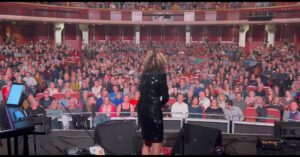 Kate Rusby Instagram - 🌟🎄🎄Brighton, @brighton_dome how very, very lovely to be back singing for you. It was so amazing to be back and we all had an incredible sing together. Happy Christmas to you all, next stop @sheffieldcityhall on Thursday Dec 14 🥰 Go spot yourself 👆

#lightyears #katerusbychristmas #katerusby #newalbum #tour #est1973