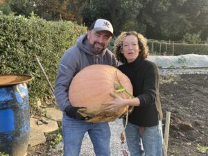 Kate Rusby Instagram - Ha ha!!!!!! Look at our pumpkin!! 🎃How bloomin’ amazing does it feel when you grow something!! 🥰
What have you grown this year you’re proud of? Pics please 🙏 

Christmas just round the corner, so SO looking forward to the tour. 😃😆🎄