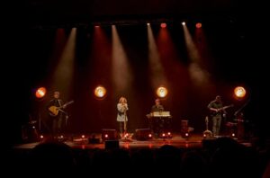 Kate Rusby Instagram - 🌸⭐️🌸 Absolutely beautiful night tonight at @paviliontheatreglasgow. You guys were with us from the very start, it was such a fun evening. Thank you so much for coming out, singing and being awesome. Can’t wait to come back 🌸⭐️🌸

On to @theatre.severn Shrewsbury on Sunday April 21st and it is SOLD OUT! Vroom vroom 🚗

#singysongysessiontour #springtour #katerusby #guitars #acousticguitars #electricguitars #bass #rhodeskeys #moog #moog @duncanlyall  @deebookane @sammysauceboat @isophase_audio 

📸’s 1&2 by our devilish lighting engineer @zaknicholson