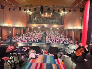 Kate Rusby Instagram - 🌸⭐️🌸 We had the most amazing, beautiful and heart warming gig last night at @thefromememorialtheatre. You sang your hearts out and gave us such a gorgeous welcome at your venue for our first ever visit. We can’t wait to come back 🙏🏻🌸⭐️🌸

On today to @lighthousepoole, vroom vroom 🚗

📸 1 by moi
📸’s 2&3 by our fab lighting engineer @zaknicholson 

#singysongysessiontour #springtour #frome #katerusby #guitars #acousticguitars #electricguitars #bass #rhodeskeys #moog #bouzouki #band #pooledorset @deebookane @duncanlyall @samkellysings @isophase_audio