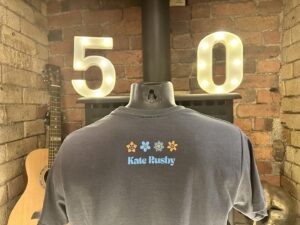 Kate Rusby Instagram - Just sayin’😃 New 🌟Est 1973🌟 70s flower T and H o o d y 🎊🥰
Freda even came for a gander 😁🎄
Get yours on tour or from our shop.