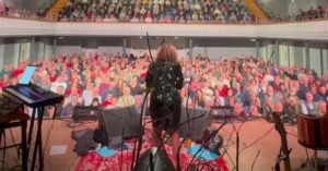 Kate Rusby Instagram - 🌟🎄🌟 Here is the Matinee at Birmingham Town Hall this afternoon. You were an amazing bunch and you sang your hearts out 🥰 Thank you so much for coming along and celebrating with us. Happy Christmas ❤️🎅🌟🎄🌟

#lightyears #katerusbychristmas #katerusby #tour #newalbum