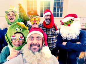 Kate Rusby Instagram - Whoopeeee!!! Here we are practisations underway!!! 🎄🎊🌟🍻
Who’s who?? 😃🤷🏻‍♀️
What do you think is on the list??
Who is joining us?? 
Questions all around! 😆🎄🎊🌟❤️🦌