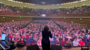 Kate Rusby Instagram - 🎄🌟🎄 Sheffield oh Sheffield and Sheffield City Hall how I adore thee, and all you beauties in it 🥰 You’ve made my heart glad tonight, thankyou for the laughs and the singing. Happy Christmas one and all ❤️🌟🎄Next up Birmingham Town Hall, Dec 16 🙌

#lightyears #katerusby #katerusbychristmas #tour #newalbum
