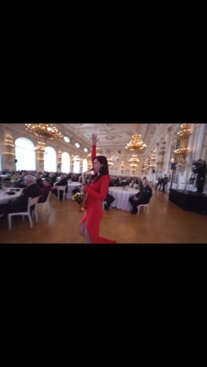 Kateřina Janečková Instagram - Saxofonová verze Skyfall od Adele během mého vystoupení na Pražském hradě 13.4.2024.🎷
Umím svou energii krotit!💃🌪️😃Vždy záleží ma požadavku klienta.🤍📩me@kjsax.com