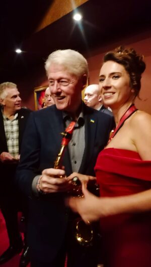 Kateřina Janečková Instagram - Jak holka z Náchoda dostala příležitost, o jaké se jí ani nezdálo?❤️🇨🇿🎷
Cover 📸 @_danny_foxx 
###
#storytime #mystory #billclinton #president #prezident #reduta #praha #saxofonista #saxofonistka #saxofon #sax #saxophone #musician #gig #myjob #inspirace #inspo