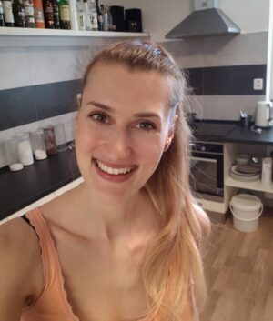 Kateřina Kolbová Instagram - Krásný májový večer! Ten úsměv na tváři Vám jistě řekne vše podstatné, co mám na srdíčku 🙏 někdy jen zakroutím hlavou a ptám se, jestli je to realita, nebo snad jen sen? Jestli si tu laskavost, dobrotu, vstřícnost a porozumění od Vás opravdu zasloužím? Jestli pracuji dostatečně a neměla bych Vám předávat daleko více?
Těch otázek, které mi rezonují v hlavě je spousta a na mnohé z nich nikdy nenajdu odpověď. Mohu se jen domnívat, či doufat, že to tak je.
Na začátku je vždy vize. Sen něčeho dokonalého a za všech okolností bezvadně fungujícího. Plán nemá chybu. Tak jako je to v začátcích partnerského vztahu. Ten druhý je tím nejúžasnějším člověkem. Až teprve odejde zamilovanost, sundáme růžové brýle a začneme vidět nedostatky. A buď tyto nedostatky partnera dokážeme převést v pozitivum a budeme mít krásný, harmonický vztah, nebo na sebe budeme zamračení, nabubřelí, uražení a po jisté době si každý půjdeme svou cestou.
Stejné je to i pracovním životě. Ať už podnikáte, či jste zaměstnání. S výzvami se setkáváme každý den. Je příliš jednoduché zavřít dveře a jít dál. Začít znovu. Jenže tím nic nevyřešíme. Obdobné situace se budou neustále opakovat, do té chvíle, než člověk změní svůj pohled na věc a začne jednat. 
Někdy je to sakra těžký... Někdy mám chuť s tím seknout, stáhnout hlavu do dlaní a brečet. Někdy chci říct, že bych měla dělat víc, ale nevím jak.
Asi je to normální, každý člověk potřebuje sem tam reset, vyplavit své emoce, aby mohl začít s čistým štítem. 
Chci tímto dodat sílu všem. Ať se Vám děje v životě cokoliv, zvládnete to, v co opravdu věříte. Nebude to lehké, ale to ani nechcete. Pak byste si toho nevážili. Nemyslete si, že úspěšní lidé se úspěšnými narodili. Za jejich zády je nespočet pádů, promarněných nocí a těžkých dní únavy a vyčerpání. I takovíto lidé mají kolem sebe vysavače energií a pijavice. Ty, kteří se radují z jejich chyb, dokonce je k nim navádí.
Někdy si také musím dodávat energii a opakovat si, že ten člověk nemá pravdu. A že se nemám za co stydět.
Člověk je tisíckrát silnější, než si vůbec myslí. Držím všem pěsti, ať zvládnete pokořit svůj cíl. Věřte si a umějte se pochválit za každý maličký krůček 🙏❤
Posílám velikánskou sílu všem