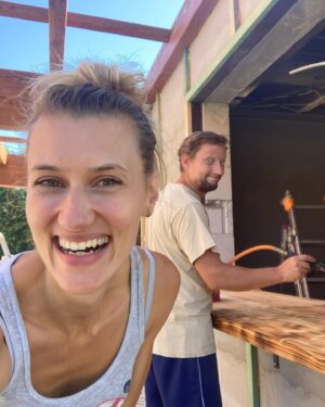 Kateřina Kolbová Instagram - Víš, že stěžovat si, litovat se a přesvědčovat druhé o tom, jak těžký život žiješ, je ubohé a absolutně kontraproduktivní? Já vím, že v ten moment, kdy se ti zdá, že celý svět je proti tobě, všichni si z tebe dělají boxovacího panáka a ty nemáš žádnou oporu, je to těžké. Máš chuť se schoulit do klubíčka, zavřít za sebou dveře a vyjít, až bude opět svítit sluníčko a ty budeš na výsluní.
Jenže, oba moc dobře víme, že takto se nikam neposuneš. V každém z nás je obrovská síla překonat v podstatě jakoukoli překážku. O tom žádná, že když nastane nepříjemná situace, nikomu se do ní nechce vkročit, protože to znamená výstup z jeho komfortní zóny a snížení pohodlí. Položte si však otázku: jaký život chci žít a jak se chci cítit? A) Chci se neustále schovávat před strachy, žít podle předsudků druhých a jít s davem. Nebo B) chci mít krásný, uvolněný život, chci dělat to, co mě baví, inspirovat druhé a radovat se z každého dne, který prožiju? 

Jsem si jistá, že se všichni jednohlasně shodneme na odpovědi B). Zahoďte strach, přestaňte věnovat pozornost negativním scénářům a makejte na tom, abyste žili svůj vysněný život. 

Usmějte se a těšte se na to dobrodrůžo, které na Vás čeká. Protože to bude opravdická jízda 🤩 taková, jakou náš POG každým dnem je 🙏 protože cokoliv chcete, to dokážete @pog_celadna 
.
.
#pog #pogceladna #peceni #ladybaker #slaskou #celadna #beskydy #priroda #hory #leto #plnimesisny #dnes #dekuji #mytodokazeme #venkov #gril