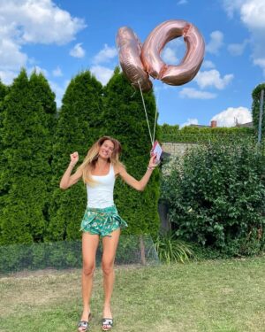 Kateřina Kolbová Instagram - /Pro každého, kdo chce/
Už je... jen tím, co zrovna prožíváme, čemu věnujeme pozornost a co chceme dosáhnout. Je lepším, než předchozí a ten předešlý a ten, co začal druhé tisíciletí a ten, co jsem si jako malá dívenka zpívala u stromečku a objímala své rodiče. Každý okamžik má něco nádherného, kouzelného do sebe a poskytuje nám nekonečně pozitivní vzpomínky do dalších let. Slýchám totiž obavy mých blízkých z toho, jaký bude tento rok, jemuž vévodí dvojky. Kolem je tolik otazníků, tolik zloby, záště a nepřátelství. Ano, to máte pravdu, ale ve Vašich životech bude jen tolik, kolik si dovolíte, co si připustíte, co budete chtít rozvíjet, čemu budete chtít věnovat pozornost a co budete chtít, jako odkaz sebe, předávat druhým. Záleží tedy opravdu jen na nás, jaký život si zvolíme. Ať už je to bilancování k prvnímu dni v roce, nebo kdykoliv uprostřed otevřeného kalendáře. Vždy máme možnost změny, vždy můžeme kráčet za svým cílem a plnit si své sny. Je však důležité věřit a dělat vše pro své štěstí. Nezůstat jen u řečí, ale konat.
Bude to chvílemi těžký, možná Vám hlavou proběhnou myšlenky na ukončení a vrácení se zpět k pohodlnému životu, protože doma u telky s plnou ledničku za zády a teplou dekou na klíně je tak bezstarostně... Každou takovou myšlenku zakopejte hluboko pod zem a vraťte se zpět na cestu. Cestu, která znamená seberealizaci, naplnění a nekonečnou radost každého dne.
Stanovte si to, co pro Vás znamená štěstí a najeďte na cestu, kterou naplníte ten obří potenciál, jenž ve Vás vězí.
Podporujme se navzájem, dodávejme si energii a buďme si oporou. A až budete mít jasno, uvidíte, jak nádherný ten svět je. Kolik úžasných, inspirativních lidí máte kolem sebe a kolik lidí k Vám vzhlíží a doufá, že jednou budou jako Vy ❤
Je, teď a tady. Rok 2022. Úspěch, naděje, seberealizace, pokora a naplnění. Vše v jednom balíčku. Natáhni ruku a jdi. Jdi za svým snem ❤