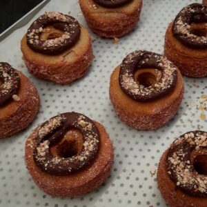 Kateřina Kolbová Instagram - Krásný večer! Parádní zakončení krobližáckého příběhu je tady 🤩
Kynuté převalované těsto, vanilka, maliny, hořká čokoláda, kešu 👌
A voila, výsledek je úžasný 🤩
Aprílové krabičky prozradily, že právě kroblížky byly těmi nejoblíbenějšími dezertíky, resp. že Vám nejvíce chutnaly a v podstatě jste je zmiňovali jako dezert číslo 1, který Vás naprosto odbrojil 😄❤
Proto jsem se rozhodla, že další degustační, tentokrát Májové, krabičky nemůžou tuto dobrotu vynechat 🤩
Teď už jen jakou příchuť? Kyselkavou, čokoládovou, kořeněnou, trpkou... co Vy na to?
Pokud byste chtěli jednu takovou ochutnat, stačí mi napsat osobní zprávu, buď sem na IG nebo FB, či email na katka@ladybaker.cz a s radostí Vám krabičku nachystám 🤩 krabička bude obsahovat 5 různých dezertíků (jeden je tedy už znám 😄👌) a bude vycházet na 480 Kč 😊
Tak joooio, už se nemůžu dočkat, až začnu opět makat na dalších degustačkách 🤩 věřím, že Vám vytvořím sladký úsměv na tváři 🤩 
Mějte nádherný, pohodový večer a posílám svou pozitivní energii ❤