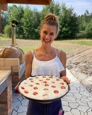 Kateřina Kolbová Instagram - Jsme v tom společně. Tato cesta nás učí, jak být v životě silnější a nevzdávat se, když nám teče do bot. Učí nás, jak být sobě navzájem oporou, jak se pochopit, podpořit, nesnižovat se, ale naopak s každým krokem, ať už úspěšným či neúspěšným vyzdvihnout kvality, které v sobě máme, dodat si energii, zahodit negativní scénáře a operovat jen s pozitivní myslí a malovanou budoucností čekající za rohem. 

Cesta je hrbolatá, někdy náročnější, ale každý den je nádherná, prosluněná a naše. Cítíme, že to, co se děje, nás posunuje dopředu a má svůj důvod. 

Častokrát se tážu sama sebe, zdali bych si vážila tohoto projektu stejně, kdyby cesta byla naprosto bezproblémová, taková, jakou jsem si úplně na začátku vymodelovala a dělala vše pro naplnění této vize. Myslím, že ano. Avšak s úplně jinou energií. Je to něco, nad čím musíme oba dva každý den tvrdě makat a zasloužit si každý jednotlivý kousek hmoty.
Jsme to my dva.
Je to náš POG.
Naše světy, budoucnost a život 💛 

Děkujeme za podporu. Za všechna krásná slova, komentáře a pozornost, co nám každý den posíláte. Možná už omílaná fráze, já však cítím jako správné vyjádřit vděčnost a moc si přeji, aby se naše POG komunita rozrůstala, a aby všichni brzy na vlastní kůži poznali, co POG opravdu znamená 💛
Jdeme do finále... 

Sledujte i v dalších dnech náš profil @pog_celadna a buďte s námi
.
.
.
.
#buchta #pogkáča #pog #pogceladna #celadna #gril #dnespecu #peceni #pekarka #beskydy #bistro #focaccia #leto #venkov #jdizasvymsnem #inspirace #dnespeciem #kuchyne #mydva #makamnasobe #priroda #vprirode #kvasek #pecivo