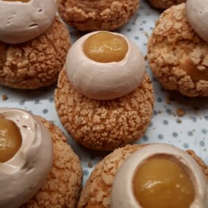 Kateřina Kolbová Instagram - Krásný povelikonoční večer! Věřím, že jste si tento čas užili fantasticky, ať už výborným jídlem, skvělou společností či parádní prochajdou v přírodě 🤩
Čas zákazů a zavřených okresů nabývá svému zdárnému konci. Možná mě budete považovat za sluníčkového optimistu 😄😄 já totiž věřím, že se normální svět znova probudí a my budeme žít, jako dříve. Bez zákazů, příkazů a pocitu nejistoty a strachu uvnitř.
Slíbila jsem si, že to slovo na C nevyslovím a perfektně se mi to přes 4 měsíce daří 🙏
I přesto, že se snažíme si život užívat, jakoby nás nic neomezovalo, cítíme, že chceme víc. Respektive, že chceme to, co jsme dříve považovali za samozřejmé.
Každopádně, možná jsem naivní, a žiju v tom svém růžovém světě, ale to mě zřejmě drží nad vodou 🙏 budu stále plánovat další akce, nové termíny kurzů a termíny pro degustační krabičky 🤩
Takže věřím... věřím, že se ve čtvrtek 22. dubna kurz Dezerty inspirované francouzskou gastronomií uskuteční ve stanoveném termínu a my se budeme radovat z "běžných maličkostí všedního života" a sice, že si můžeme všichni společně upéct dobroty a pak je sníst 😄❤
Tartaletka, créme brulée a choux. Úžasné dezertíky, které naplní nejen kurz, ale zejména Vás, mé milé účastníky ❤
Moc se na Vás těším, bude to skvělá, sladká jízda 🤩
Mám pro Vás poslední 2 volné místečka 😊