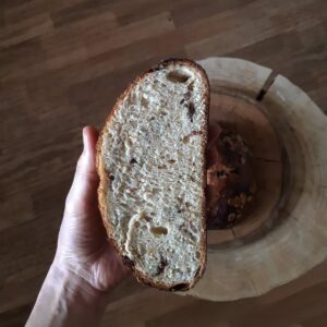 Kateřina Kolbová Instagram - Děkuji za každý den, kdy můžu ve zdraví stát v mé výrobničce a péct. Je to neskutečné, jak dokáže jedna činnost, jedna práce člověka tak naplnit. Zalít láskou, krásnou energií, dodávat pozitivní podněty a rozvíjet kreativní myšlenky. 

Prodávám své produkty, protože věřím, že skrze ně Vám dokážu předat tu obrovskou lásku, kterou v sobě mám, úsměv pro každý den a pozitivní energii, abychom měli jen hezké vzpomínky.

Každičký den ❤

Dnes prostřednictvím kváskového mazance. Mandle a švestky. Kus Velikonoční atmošky.

Malý kváskový mazanec je součástí Velikonočních krabiček a další 4 úžasné dezertíky k němu. Těším se na to úžasné pečení, které na mě čeká 😊 a na okamžik, kdy Vám ty dobroty předám 🤩

Rezervace mi napište do zprávy nebo na email katka@ladybaker.cz 😊

Krásný a sladký večer všem ❤
.
.
#mazanec #velikonoce #slaskou #vevýrobničce #ladybaker #dnespeciem #peceni #kváskování #kvasek #pastrychef #cheflife #chefstalk #vkuchyni #dnesjem #cukrarskysen #cukrarka #inspirace #uzasnejedlo #motivace #dekuji #daybyme #zlin #olomouc #huffposttaste #baking #handmade #kucharka #ostrava #celadna #jaro