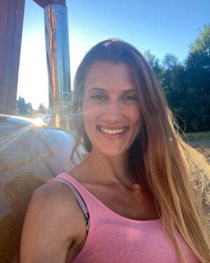 Kateřina Kolbová Instagram - To je přesně to místo, kde trávím veškerý svůj čas. Ten projekt, který se zrodil minulý rok v našich hlavách. Každým dnem jsme jej vybrušovali jako diamant a postupnými krůčky se dostávali do jeho aktuální podoby. A pokračujeme stále.

Je vtipné, když se kouknu za sebe, jaká jsem měla očekávání. Za 2 měsíce máme postaveno a pak už se budeme věnovat tomu, proč toto celé vzniká. Realita nás pěkně usadila do křesla a ukázala, jak důležité je být trpěliví, vytrvalí a cílevědomí. Pokud mě něco v životě mělo dát opravdovou lekci, tak je to tento projekt. Nestěžuji si, naopak. Děkuji za každý den, kdy máme jak úsměv na tváři a všechno jde od ruky, tak za dny, kdy potíme krev, musíme se vracet do minulosti a dělat opětovně tu samou činnost.
Vytrvalost, trpělivost a důmyslnost.

Častokrát se dívám do nebe a prosím o to, abych měla dostatek sil pokračovat dál. Se skelnýma očima a rukama skříženýma pod bradou. Je to těžký, sakra těžký... ale stojí to za to! Protože vždycky vykoukne sluníčko a já skáču a raduju se z toho, jak se věci daří a mám opět tolik energie jít dále a plnit si svůj sen ❤ 

Děkuji Vám, že nás podporujete, píšete nám krásné zprávy a stejně jako my se nemůžete dočkat, až budeme mít hotovo a setkáme se u jednoho prostřeného stolu.
V našem úžasném POGu na Čeladné. 

Pokud jste doposud nezaregistrovali, že tento projekt existuje, podívejte se na náš profil @pog_celadna a sledujte nás. Každý den zveřejňujeme, kam jsme se na naší cestě posunuli a společně s vámi se těšíme na ten velký den, kdy toto místo bude otevřeno všem 🙏

Děkujeme a těšíme se na vás v POGu ❤
.
.
#pog #pogceladna #celadna #hory #beskydy #priroda #slaskou #inspirace #projekt #dekuji #jsemstastna #leto