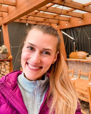 Kateřina Kolbová Instagram - Chci Vám říct… PLNÍM SI SEN 🙏 kdybych na začátku věděla, jak těžký to bude, asi bych se do toho nikdy nepustila. Osud ví, proč je fajn mít v některých momentech růžové brýle a připadat si nedotknutelně.

Někdy běžím jak o závod, někdy lehce vyklusávám a někdy jen noha nohu mine, ale nepřestávám se hýbat. Tato cesta se stala mým životem, píše nejednu kapitolu. Udělat brzy tečku tam, kde muže být čárka, by bylo tak lehkovážné. Jo, občas přemýšlím nad tím, jestli to má fakt nějaký smysl, ale jen na chvíli, v těch černých chvilkách, které žádného člověka neminou. Imaginárně se proplesknu, trošku si vynadám za ty pocity lítosti a makám. Protože přesně ta veliká dřina mě drží nad vodou.

Děkuji všem, kdo věří v můj sen a posílá mi podporu. To největší poděkování patří mým rodičům. Ti nikdy nepřestali věřit a jsou na této cestě se mnou 🧡

Prosím, celý příspěvek si přečtěte na našem profilu @pog_celadna , kde každý den zveřejňuji, co nového se událo a kam jsme se posunuli. Budu šťastná za Vaši zpětnou vazbu a třeba i milé slovo. Už jen to, že příspěvek dočtete do konce pro mě hodně znamená.

Děkuji a těším se na Vás na Čeladné 🧡
.
.
#makam #dekuji #usmev #pozitivnimysleni #slaskou #verim
