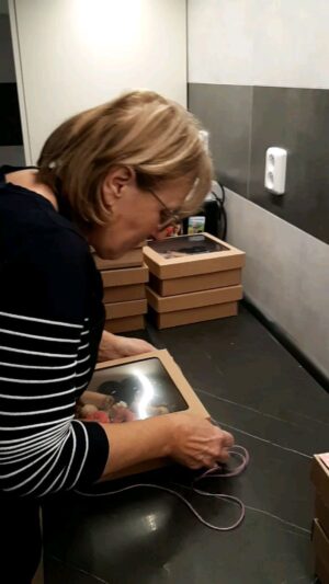 Kateřina Kolbová Instagram - Chci Vám dát radost do života. Užívej té si každý den naplno, buďte vděční za ty maličkosti kolem nás a neodkládejte své štěstí na dobu, až něco zvládnete...
Žijte Teď a Tady. Tak jako mí senzační rodiče, po téměř 40 letech manželství. Jsou úžasní a děkuji za to, že svou lásku, ztřeštěnost a úctu předali předali dále svým dětem ❤
Užijte si náramně Vánoce, odpočiňte si, dělejte to, co Vás naplňuje a buďte s lidmi, na kterých Vám záleží a kteří Vám stejnou emoci dají nazpět ❤
Šťastné a Veselé 🤩🎅🌲
.
.
#vevýrobničce #slaskou #dnespeciem #vkuchyni #ladybaker #zlin #vanoce #vanoceseblizi #vanocniatmosfera #dnespeciem #pecenie #peceni #cukrovi #vanocnicukrovi #laska #radost #rodina #jdizasvymsnem #pozitivnienergie #inspirace #motivace #sladkyzivot #cukrarskysen #cukrarka