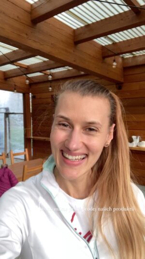 Kateřina Kolbová Instagram - Zdravíme Vás z našeho úžasného POGu @pog_celadna Makáme, malujeme a připravujeme naše první balíčky na středu 16. 11., kdy budeme poprvé prodávat naše produkty.

Vážíme si Vaší podpory a těšíme se na setkání s Vámi, zde na Čeladné 🤩

Všechno důležité najdete v tomto příspěvku.
Mějte se bezvadně a užívejte nedělní pohodičky
.
.
#beskydy #celadna #dobrejidlo #makamnasobe #krasnyden #pogceladna