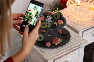 Kateřina Kolbová Instagram - /VÁNOČNÍ KRABIČKY/

Vánoční pohodička, spousta jídla, milé společnosti, krásné vzpomínky a kopa lásky ve vzduchu. Tyyyjo, je to fakt neskutečný, jak ten čas letí. Už jen NECELÉ 3 měsíce a jsou tu zase. Krásné svátky klidu, rodinných sešlostí, přátelských posezení, chvil upřímné radosti a bezmezného štěstí. Ta moje úžasná Vánoční atmoška začíná s pečením vánočního cukrovíčka. Letos tento orchestr propukne na konci listopadu a bude pokračovat až do 15. prosince, kdy Vám sladké krabičky předám a tím i vám začnou ty úžasné svátky klidu, pohodičky a co si budeme... pořádaného obžersrví. Ale dyť na to se všichni těšíme nejvíce. 

Bude mi ctí Vám udělat Vánoce krásné a bezstarostné. Vykouzlit úsměv na rtech a dovolit vyzkoušet chutě, které Vám doposud byly neznámé. Celkem 15 druhů cukroví, v malé krabičce (30ks 840 Kč), nebo ve velké (60ks - 1 590 Kč) vás přivede na sladkou notu vánoc. Ať už najednou, nebo postupně, každého volba 😉 pro potěšení své, přátel, obchodních partnerů či kolegův práci. Všem lidem, kteří milují život a Vánoce je krabička určená. A vím, že si její obsah užijeme s chutí, s krásnou atmosférou a příjemnými pocity ❤ 

Krabičky si můžete rezervovat buď tak, že mi napíšete soukromou zprávu na mém IG či FB profilu, nebo zasláním emailu na info@pogceladna.cz 

Těším se na to úžasné, vanilkou provoněné a vánoční atmoškou naladěné pečeníčko a na krásné, milé setkání s Vámi ❤ 

Mějte se nádherně a užívejte si úžasných podzimních dní 🤩
.
.
#cukrovi #vanoce #vanocnicukrovi #cukroví #vánoce #dnespecu #zlin #ostrava #celadna #beskydy #vanocnicas #krasnyden