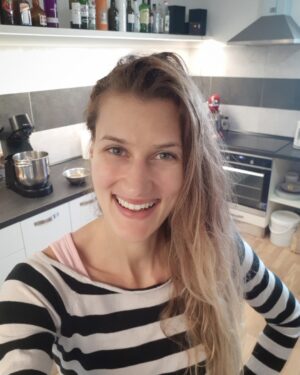 Kateřina Kolbová Instagram - Je to nádherný, ale jsou okamžiky, které jsou obtížné, náročné a myslím na to, až bude vše zase zalité sluníčkem. Jsem šťastná na tomto místě, jsem šťastná v této práci, jsem šťastná ve svém osobním životě a jsem šťastná za Vás ❤
Děkuji za to, že mi dáváte práci a necháváte rozvíjet mou fantazii. Občas je to fakt "o hubu". Nekonečné hodiny zavřená mezi čtyřmi stěnami a čím víc vyhlížím konec práce, odpočinek a postel, tak se přihodí něco, co mě nutně zdrží. Ale nedokážu si představit lepší naplnění mého času a mého života.
Každá cesta za cílem je trnitá a není vůbec jednoduchá. Nenechte se odradit jednou nepříjemnou zkušeností nebo velkým množstvím času, který tomu věnujete. Ostatně, stejně byste jej strávili jinak... A není lepší tvořit svou budoucnost podle vlastní vize a dávat do toho to nejlepší z Vás?
Jistě znáte odpověď. Nebojte, každý dostane odměnu, někdo dříve, někdo později, ale na všechny čeká sladké ovoce. Jen je potřeba vytrvat 😊
S tou největší pokorou a úctou ❤