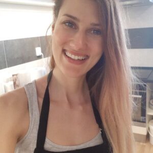 Kateřina Kolbová Instagram - Krásný den! Máme pro Vás se Štěpánkou @sweet_style_zlin úžasnou soutěž o parádní, sladké krabičky plné dobrůtek z mé výrobničky 🤩 stačí jen napsat pár větiček, mně osobní zprávou 🤩 mrkněte na celé videjko a těšíme se s některými z Vás na osobní setkání 🤩
.
.
#degustacnikrabička #ladybaker