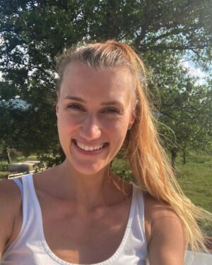 Kateřina Kolbová Instagram - Mé plány jsou nekonečné. Stále mám před sebou něco, na co se těším, co od začátku piluji jako diamant a dotahuji k nevšední (ne)dokonalosti. Baví mě být neustále v poklusu, vidět před sebou imaginární seznam úkolů a jen fajfkou odškrtávat a připisovat další. Bože, jak já jsem v tomto doma. Jsem šťastná za to, že jsem našla to, co mě, mé tělo, mou duši naplňuje. Jsem šťastná, že každý den píšu kapitolu do své knihy s názvem "Můj život". Jsem jiná, absolutně odlišná od ostatních. Mám svůj svět, zaměřuju se na to, co je pro mě opravdu důležité a všechno ostatní vypouštím. Mám tolik přání, nestydím se za ně. Vlastně co den přidávám další a další a nikdy se nezastavím. A věřím, že má síla, odhodlání a touha vždy zvítězí nad strachem, leností a nerozhodností. 

Jdu úžasnou cestou a je úplně jedno, jestli svítí sluníčko, nebo prší. Je nádherná, protože je moje. A já si ji užívám každý den, jak jen to jde. Je to můj život a to se vyplatí prožít až na samý vrchol 💛

Naučil jsi mě toho tolik, jsi mým velkým vzorem, mou pýchou, láskou, radostí, laskavostí a inspirací.
Buď navždy můj POG 💛

P.S. přejděte na profil @pog_celadna a třeba vás také bude inspirovat, jako mě 😉
.
.
#makamnasobe #slaskou #pog #pogceladna #beskydy #celadna #dekuji #inspirace #laska #pozitivnimysleni #priroda