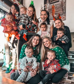 Kateřina Koubová Instagram - Vánoční večůrek pro dětičky 🎄🥹
#frineds #kids #party #christmas #tree #gifts #besties #atmosphere #lights #moms