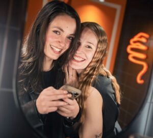Kateřina Koubová Instagram - Dělat ostudu, jedině s tebou 🧡
#friend #love #forever #czech #girls