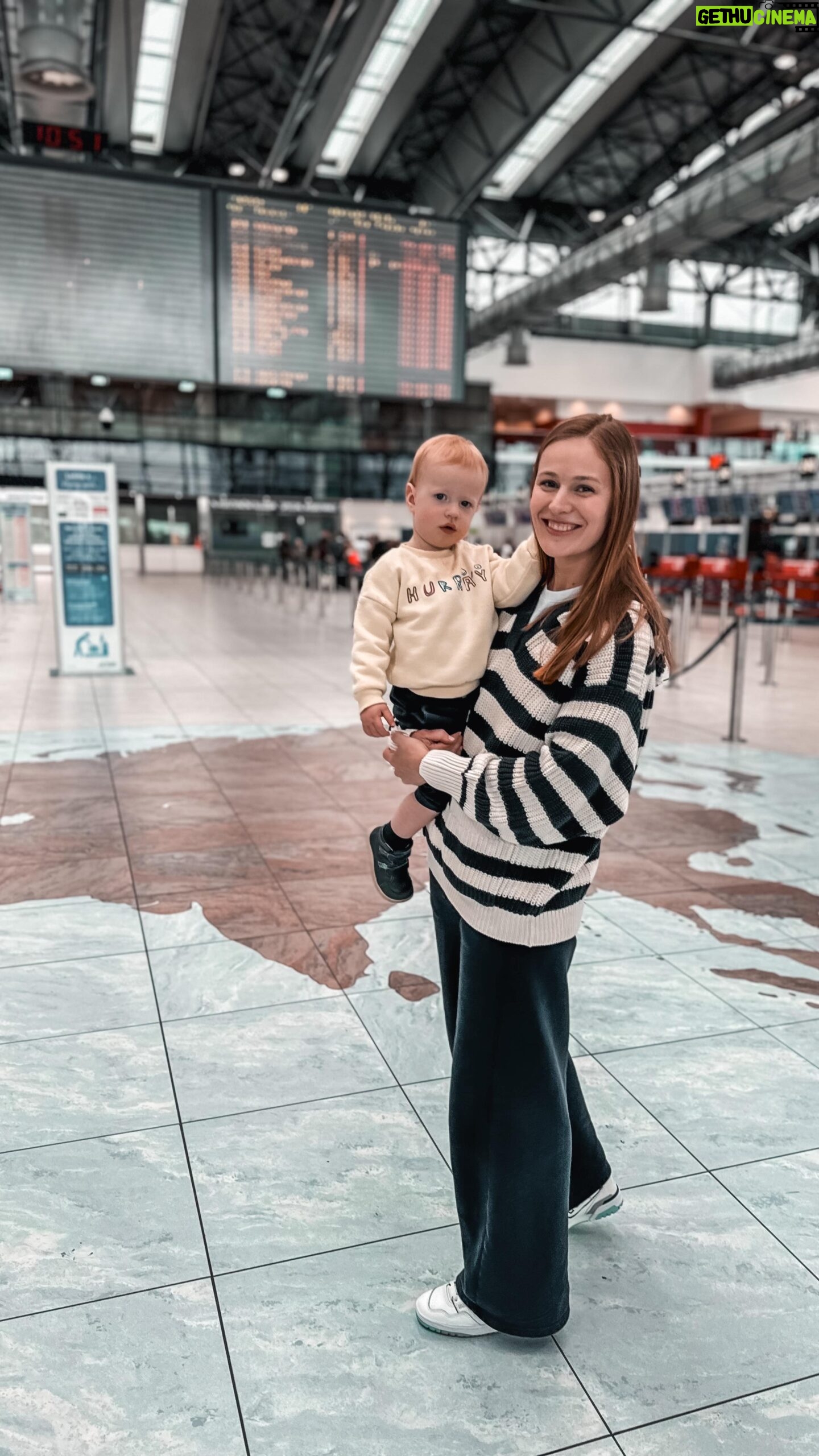 Kateřina Koubová - 542 Likes - První cesta letadlem a rovnou 5h 😃 Měla jsem s sebou různé zabavovací a uklidňovací prostředky včetně dudu kámoše na usínání a vše zvládnuto 🙏🏻 Od začátku používá ortodontické dudlíky od @mambaby_cz, které mají teď nové designy speciálně pro holky nebo kluky 🫶🏻 Poprvé mám i 20% kód na kupkosmetiku.cz ve znění DUDLICEK20, který platí pouze na dudlíčky 😊 Platí do 23.3.
#mambaby #dudlicek #cestovani #prvnilet #travel #fly #baby