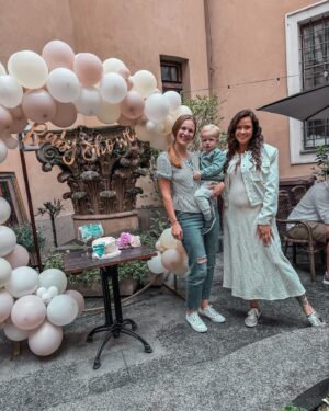 Kateřina Koubová Instagram - Tímhle tempem už kolem sebe máme celý klučičí fotbalový tým 💙🥹

Bude to KLUK 🎉

#baby #boy #love #friend #boys #two #brothers #genderreveal