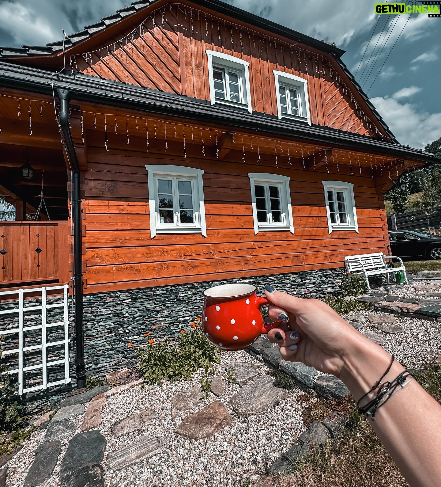 Kateřina Koubová - 1K Likes - 📍 Další úžasný místo, který si uložte 👉🏻 @chaloupka_pod_strani 🏠
Nádherná chaloupka v Jeseníkách s ještě hezčí přírodou kolem 🙏🏻 To byl úplně balzám na duši!
3 ložnice spánek na kamnech 🥹 bazén, sauna, vířivka, prolézačky pro děti, venkovní sezení s grilem a spousta dalšího! Rozhodně doufám, že se tam ještě na pár dní otočíme 💙 Velké díky @papaja_22 a @maixner_tomas!
#chaloupkapodstrani #chaloupka #jeseniky #prodeti #czech #mountains #accomodation #beautifulplaces #nature #relax #kids #amazing
