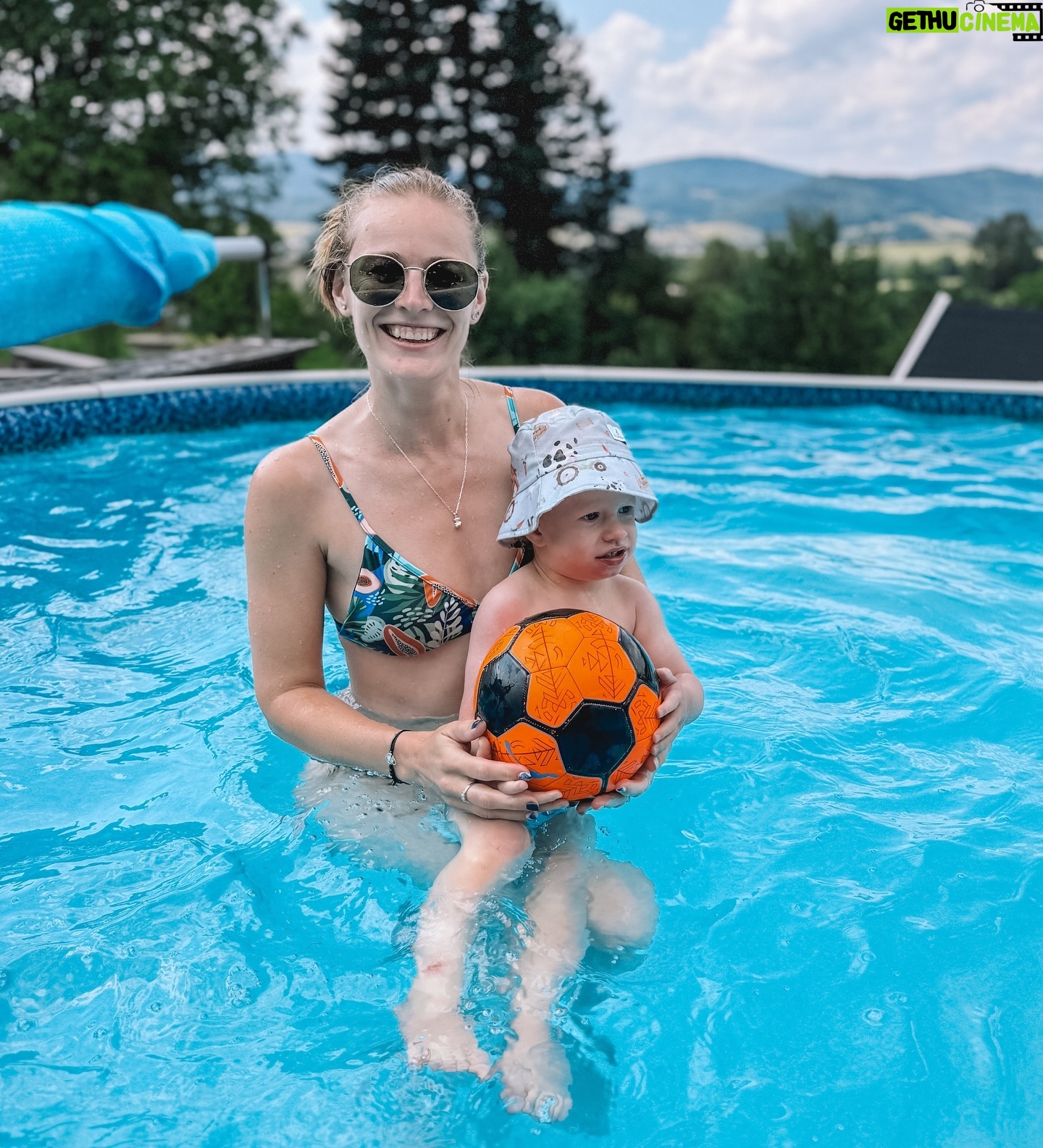 Kateřina Koubová - 1K Likes - 📍 Další úžasný místo, který si uložte 👉🏻 @chaloupka_pod_strani 🏠
Nádherná chaloupka v Jeseníkách s ještě hezčí přírodou kolem 🙏🏻 To byl úplně balzám na duši!
3 ložnice spánek na kamnech 🥹 bazén, sauna, vířivka, prolézačky pro děti, venkovní sezení s grilem a spousta dalšího! Rozhodně doufám, že se tam ještě na pár dní otočíme 💙 Velké díky @papaja_22 a @maixner_tomas!
#chaloupkapodstrani #chaloupka #jeseniky #prodeti #czech #mountains #accomodation #beautifulplaces #nature #relax #kids #amazing