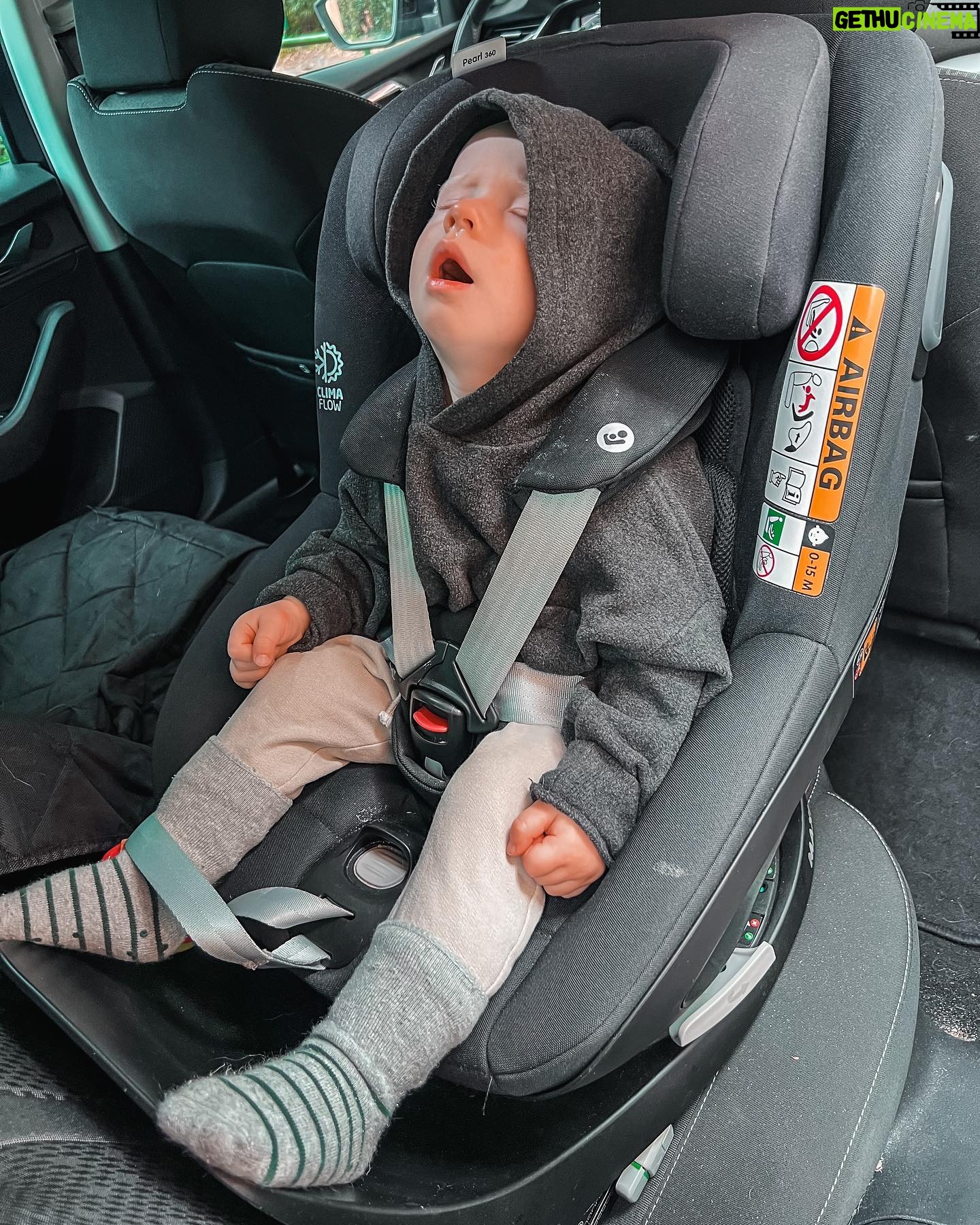 Kateřina Koubová - 782 Likes - Úplně tě chápu, sžíváš se s aktuálním počasím ☔️ Tak alespoň jeden z nás 😴
@maxicosi_eu 🚙
#safetyfirst #maxicosi #sleep #weather #rainyday #max #baby #car