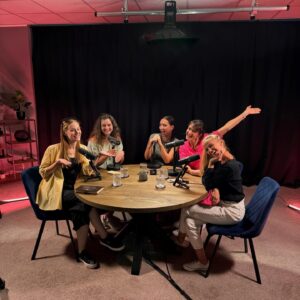 Kateřina Koubová Instagram - 🎙️MÁME NOVINKU🎙️
Jsme nadšené, že se s vámi můžeme podělit o jednu velkou věc❗️Představujeme vám náš nový projekt, kde se u mikrofonu sejde 5 nejen maminek, ale především kamarádek. Budeme sdílet témata spojená s mateřstvím, rodičovstvím, partnerstvím, přátelstvím a vším mezi tím. Chceme vás vtáhnout do naší party, jak kdybychom spolu seděli na kafíčku ☕️ nebo na víně 🥂.
Naše první epizoda už vyjde zanedlouho a máme na vás první otázku: Jak se asi náš podcast bude jmenovat❓
#podcast #maminky