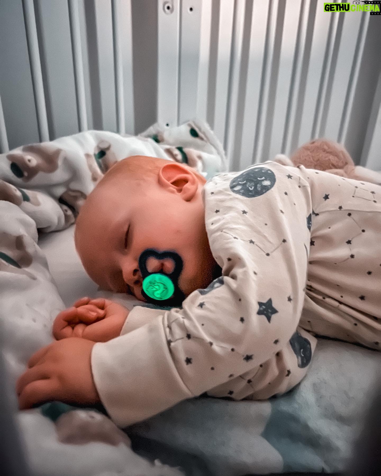 Kateřina Koubová - 673 Likes - Nejlepší vynález na noc jsou svítící dudlíky 👌🏻 A teď je nová limitka od @mambaby_cz Supreme Night, která má velký větrací otvory a jsou tak šetrné k dětské pokožce 🫶🏻 Max používá dudlíčky od MAM už od narození 😍Najdete je i v @dm_cesko
#mambaby #mam #dm #dmcesko #dudliky #mambabycz #sviti #night #goodsleep #baby #max #love #spoluprace