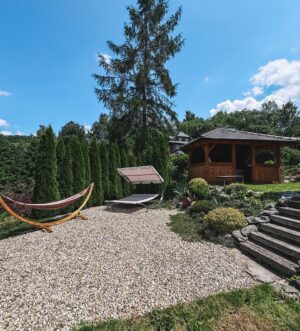 Kateřina Koubová Instagram - 📍 Další úžasný místo, který si uložte 👉🏻 @chaloupka_pod_strani 🏠
Nádherná chaloupka v Jeseníkách s ještě hezčí přírodou kolem 🙏🏻 To byl úplně balzám na duši! 
3 ložnice   spánek na kamnech 🥹 bazén, sauna, vířivka, prolézačky pro děti, venkovní sezení s grilem a spousta dalšího! Rozhodně doufám, že se tam ještě na pár dní otočíme 💙 Velké díky @papaja_22 a @maixner_tomas!
#chaloupkapodstrani #chaloupka #jeseniky #prodeti #czech #mountains #accomodation #beautifulplaces #nature #relax #kids #amazing