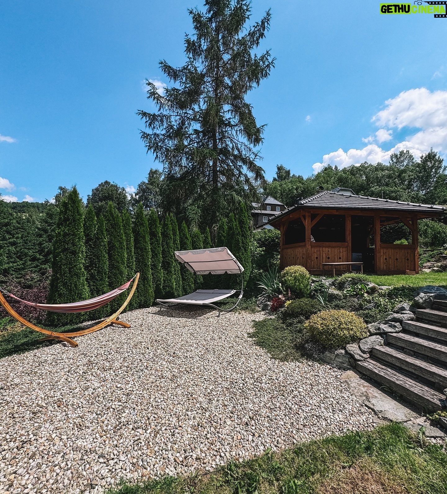 Kateřina Koubová - 1K Likes - 📍 Další úžasný místo, který si uložte 👉🏻 @chaloupka_pod_strani 🏠
Nádherná chaloupka v Jeseníkách s ještě hezčí přírodou kolem 🙏🏻 To byl úplně balzám na duši!
3 ložnice spánek na kamnech 🥹 bazén, sauna, vířivka, prolézačky pro děti, venkovní sezení s grilem a spousta dalšího! Rozhodně doufám, že se tam ještě na pár dní otočíme 💙 Velké díky @papaja_22 a @maixner_tomas!
#chaloupkapodstrani #chaloupka #jeseniky #prodeti #czech #mountains #accomodation #beautifulplaces #nature #relax #kids #amazing