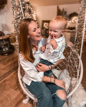Kateřina Koubová Instagram - Mějte krásný vánoční prosinec, bez stresu, bez hádek a užijte si té bílé pohádky, kterou teď máme venku, cukroví, vůni stromečku, rodiny a hlavně vše s úsměvem, tak jako my s Maxičem 🩵
#laska #moje #mydva #prosinec #vanoce #snih #cukrovi #stromecek #max #love #baby #photo #christmas #smile #kiddo