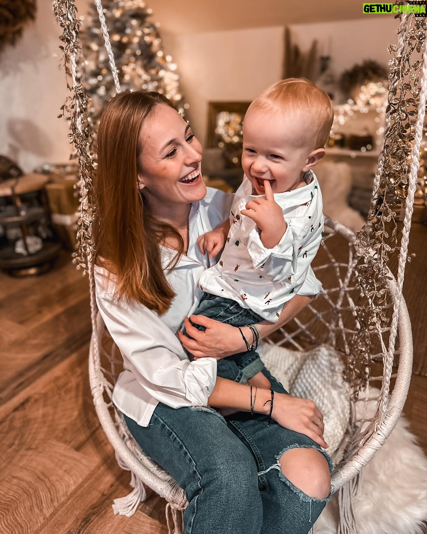 Kateřina Koubová - 1K Likes - Mějte krásný vánoční prosinec, bez stresu, bez hádek a užijte si té bílé pohádky, kterou teď máme venku, cukroví, vůni stromečku, rodiny a hlavně vše s úsměvem, tak jako my s Maxičem 🩵
#laska #moje #mydva #prosinec #vanoce #snih #cukrovi #stromecek #max #love #baby #photo #christmas #smile #kiddo