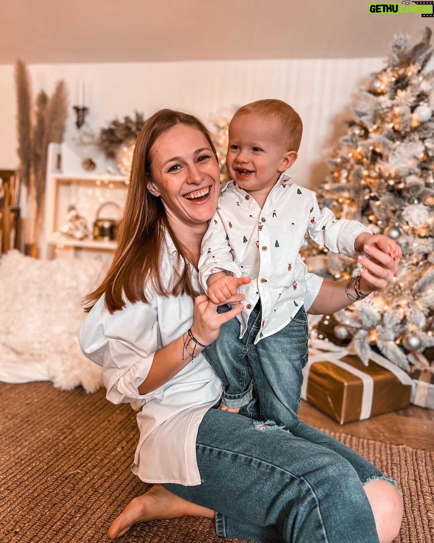 Kateřina Koubová - 1K Likes - Mějte krásný vánoční prosinec, bez stresu, bez hádek a užijte si té bílé pohádky, kterou teď máme venku, cukroví, vůni stromečku, rodiny a hlavně vše s úsměvem, tak jako my s Maxičem 🩵
#laska #moje #mydva #prosinec #vanoce #snih #cukrovi #stromecek #max #love #baby #photo #christmas #smile #kiddo