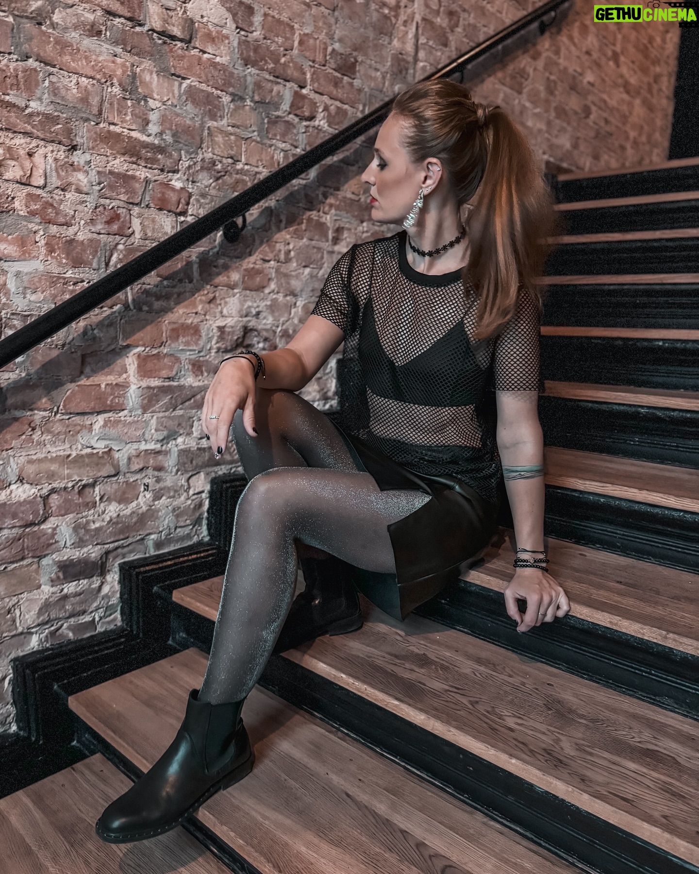 Kateřina Koubová - 750 Likes - Tematické oslavy narozenin nabírají nové obrátky, ale překvapivě jsem se v tom cítila naprosto skvěle 🖤
#party #berlin #birthday #girl #black #feelgood