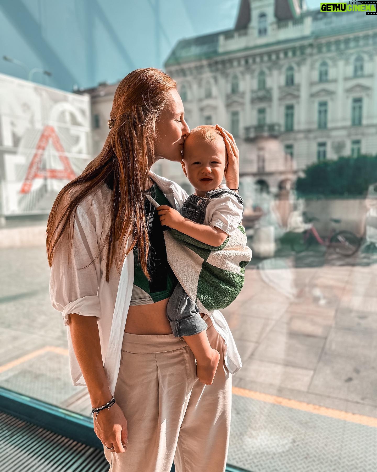 Kateřina Koubová - 1.1K Likes - Zpět mezi lidmi s dobrým kafem 🫶🏻 Z Maxe teda kavárenský povaleč nebude, ten lítá všude možně, ale hlavně ne na místě, kde sedíme 😃 Teď jsem si strašně oblíbila tohle nosítko od @wildride_czsk, přesně na chvíle abych věděla kde je a nehledala ho u cizích stolů. Nebo třeba na venčení psa, na nákup nebo kamkoli na přeběhnutí 👌🏻 Tak dávám tip, co teď u nás frčí 😊
#max #boy #baby #out #coffee #love #happy #freshair #sun