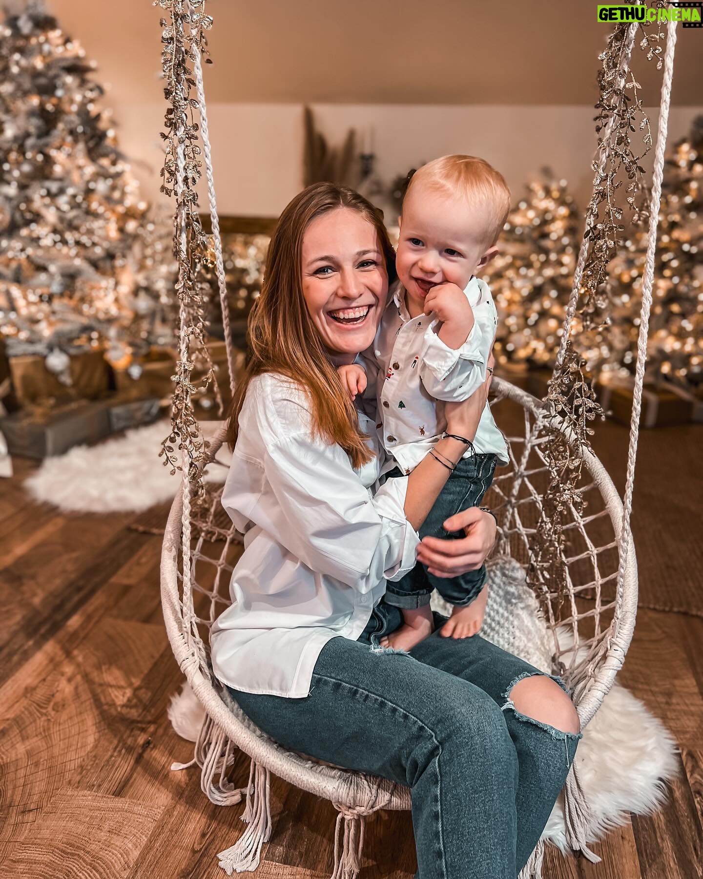 Kateřina Koubová - 1K Likes - Mějte krásný vánoční prosinec, bez stresu, bez hádek a užijte si té bílé pohádky, kterou teď máme venku, cukroví, vůni stromečku, rodiny a hlavně vše s úsměvem, tak jako my s Maxičem 🩵
#laska #moje #mydva #prosinec #vanoce #snih #cukrovi #stromecek #max #love #baby #photo #christmas #smile #kiddo